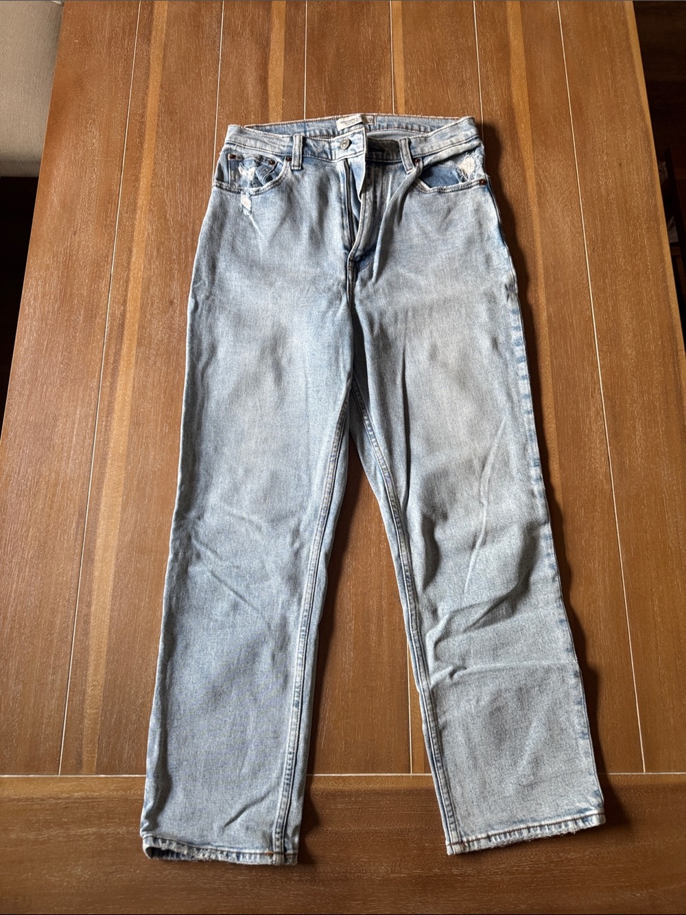 Abercrombie Curve Love 28 Straight-Leg Women's Jeans in Light Blue Wash